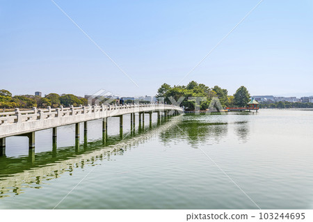 Fukuoka City, Fukuoka Prefecture, an oasis for the citizens of Fukuoka, sunny Ohori Park 103244695
