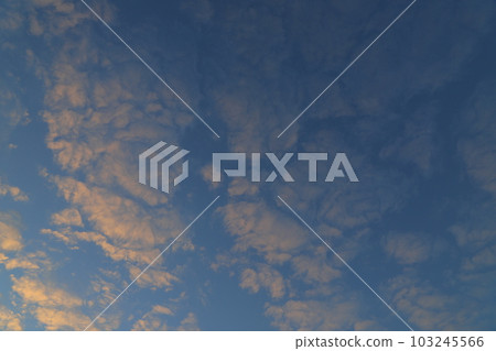 藍天和白色雲彩 103245566