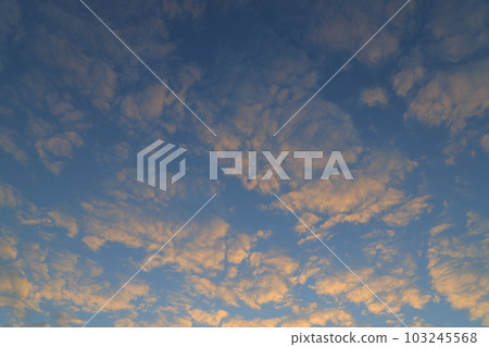 藍天和白色雲彩 103245568