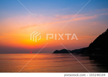 Sunset over Wakasa Bay (Mihama Town, Fukui Prefecture) Sunset over Wakasa Bay (Mihama Town, Fukui Prefecture) 103246104