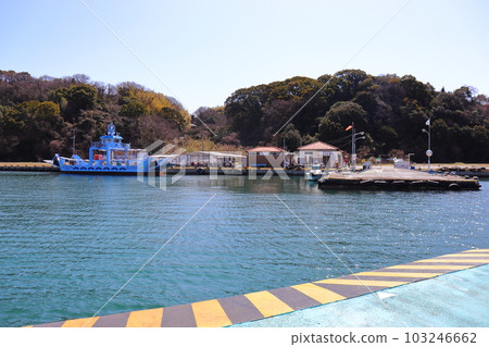 進入前島的瀨戶內渡輪和停泊的唐琴丸 103246662