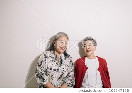 微笑的白髮女人/快樂的高級朋友 103247136