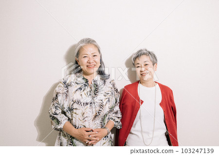 微笑的白髮女人/快樂的高級朋友 微笑的白髮女人/快樂的高級朋友 103247139
