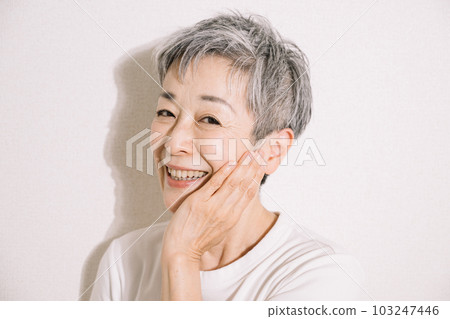 微笑的灰髮女人撫摸她的臉頰,護膚形象 微笑的灰髮女人撫摸她的臉頰,護膚形象 103247446