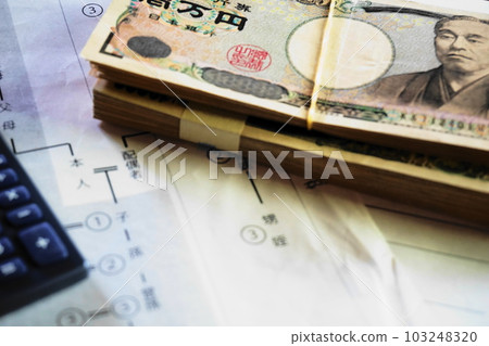 A 10,000-yen bill placed on a relative chart, image of inheritance A 10,000-yen bill placed on a relative chart, image of inheritance 103248320