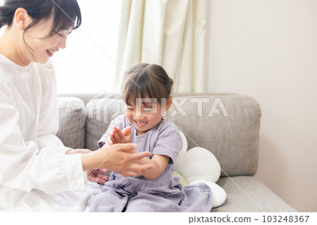 父母和孩子做皮膚護理 103248367