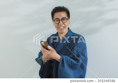 A middle-aged man in a yukata 103248586