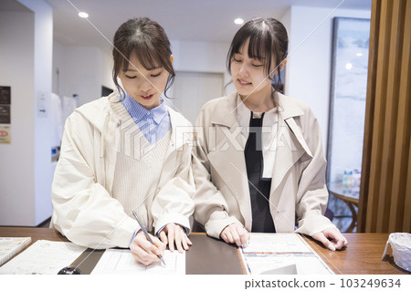 酒店前台辦理入住手續的年輕女士 少女之旅 103249634