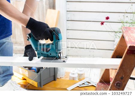 陽台上努力DIY的男人 103249727