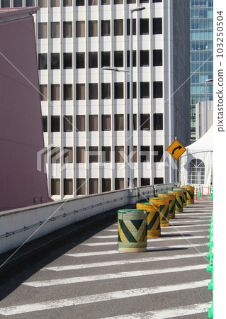 Tokyo Expressway Road shoulder zebra zone Barricade Bending sign 103250504