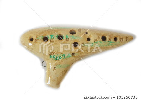 陶瓷陶笛白色背景 103250735