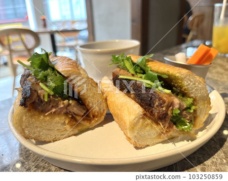 Healthy lunch at a stylish cafe 103250859