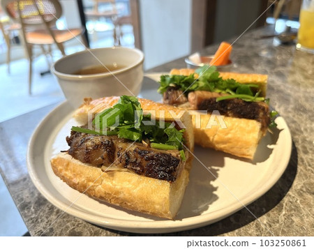 Healthy lunch at a stylish cafe 103250861