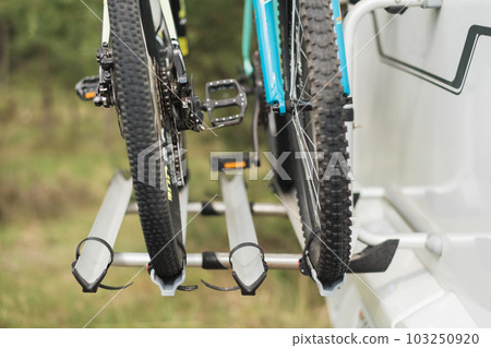 Bicycles are mounted on the motorhome. The concept of travel 103250920