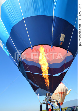 Hot air balloon · balloon Hot air balloon · balloon 103251063