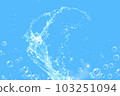 飛濺和肥皂泡藍色背景 103251094
