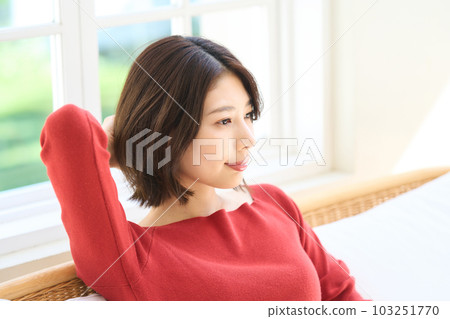 客廳裡一個穿著便衣的年輕女人 客廳裡一個穿著便衣的年輕女人 103251770