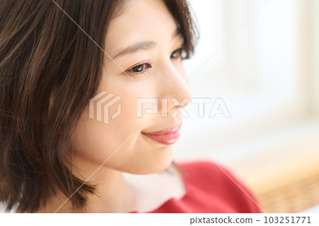 客廳裡一個穿著便衣的年輕女人 103251771