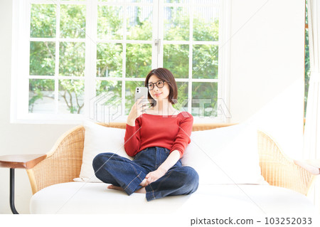 客廳裡一個穿著便衣的年輕女人 103252033