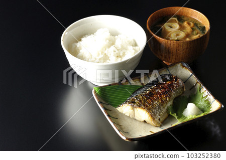 設置烤鯖魚的膳食 103252380