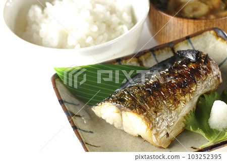 設置烤鯖魚的膳食 103252395