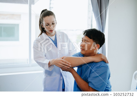 Doctor consulting with patient Back problems Physical therapy concept. Doctor consulting with patient Back problems Physical therapy concept. 103252732