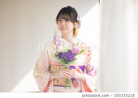 穿和服和服的女人肖像 103253228