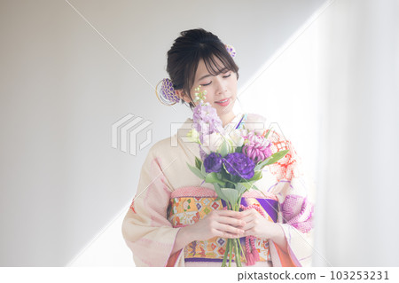 穿和服和服的女人肖像 103253231