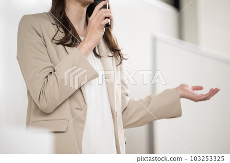 一位女性舉辦研討會或講座的不露面形象 103253325