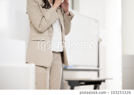 一位女性舉辦研討會或講座的不露面形象 103253326