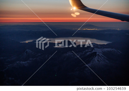 黃昏時從飛機窗外看到的十和田湖和岩木山(青森縣) 黃昏時從飛機窗外看到的十和田湖和岩木山(青森縣) 103254639
