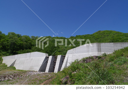 Shinshu Otari village erosion control facility Tsugaikezawa No. 3 erosion control dam Large dam with triple steel slit lattice frame 103254942
