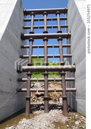 Shinshu Otari village erosion control facility Tsugaikezawa No. 3 erosion control dam Large dam with triple steel slit lattice frame 103254971