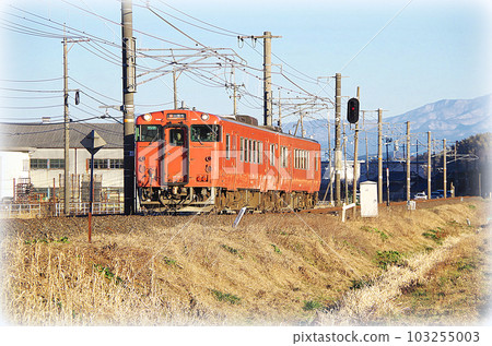 傍晚沿著中海線行駛的朱紅色普通電車(插圖風格) 傍晚沿著中海線行駛的朱紅色普通電車(插圖風格) 103255003