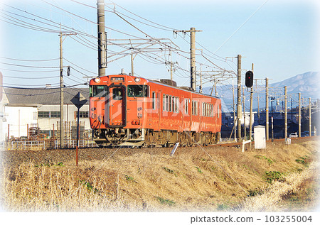 傍晚沿著中海線行駛的朱紅色普通電車(插圖風格) 傍晚沿著中海線行駛的朱紅色普通電車(插圖風格) 103255004