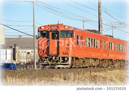 傍晚沿著中海線行駛的朱紅色普通電車（插圖風格） 103255010