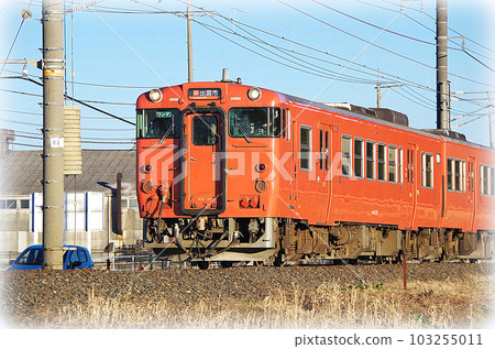 A vermillion local train running along the Nakaumi line in the evening (illustration style) 103255011