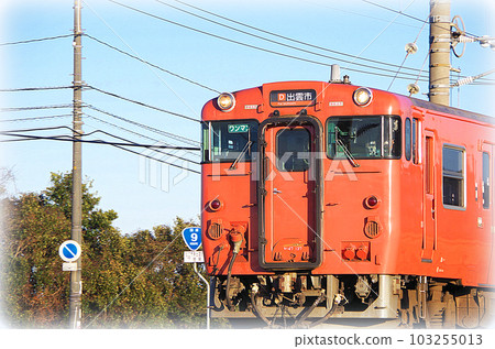 A vermillion local train running along the Nakaumi line in the evening (illustration style) 103255013