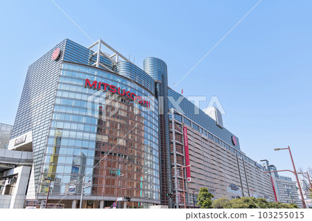 福岡縣福岡市,一個受歡迎的旅遊目的地,天神的街道在陽光明媚的日子裡排列著眾多的商業設施 福岡縣福岡市,一個受歡迎的旅遊目的地,天神的街道在陽光明媚的日子裡排列著眾多的商業設施 103255015