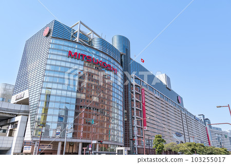 福岡縣福岡市,一個受歡迎的旅遊目的地,天神的街道在陽光明媚的日子裡排列著眾多的商業設施 福岡縣福岡市,一個受歡迎的旅遊目的地,天神的街道在陽光明媚的日子裡排列著眾多的商業設施 103255017