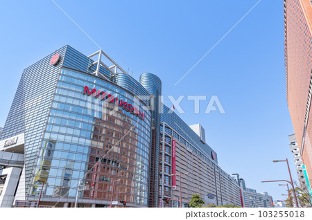 福岡縣福岡市，一個受歡迎的旅遊目的地，天神的街道在陽光明媚的日子裡排列著眾多的商業設施 103255018