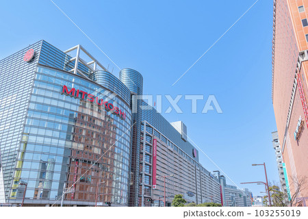 福岡縣福岡市，一個受歡迎的旅遊目的地，天神的街道在陽光明媚的日子裡排列著眾多的商業設施 103255019