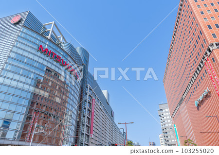 福岡縣福岡市，一個受歡迎的旅遊目的地，天神的街道在陽光明媚的日子裡排列著眾多的商業設施 103255020