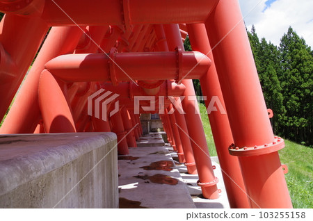 信州小谷村侵蝕防治設施以朱紅色的大鋼縫為特徵的神澤侵蝕防治水壩 103255158