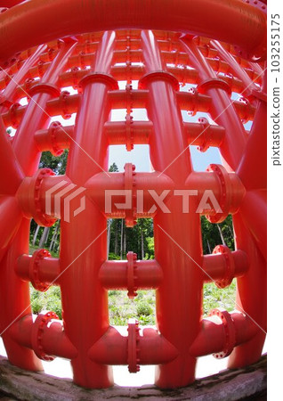 信州小谷村侵蝕防治設施以朱紅色的大鋼縫為特徵的神澤侵蝕防治水壩 103255175