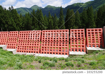 信州小谷村侵蝕防治設施以朱紅色的大鋼縫為特徵的神澤侵蝕防治水壩 信州小谷村侵蝕防治設施以朱紅色的大鋼縫為特徵的神澤侵蝕防治水壩 103255200