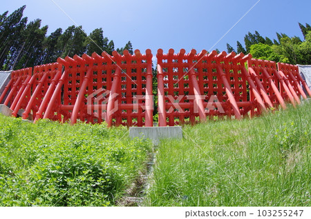 信州小谷村侵蝕防治設施以朱紅色的大鋼縫為特徵的神澤侵蝕防治水壩 信州小谷村侵蝕防治設施以朱紅色的大鋼縫為特徵的神澤侵蝕防治水壩 103255247