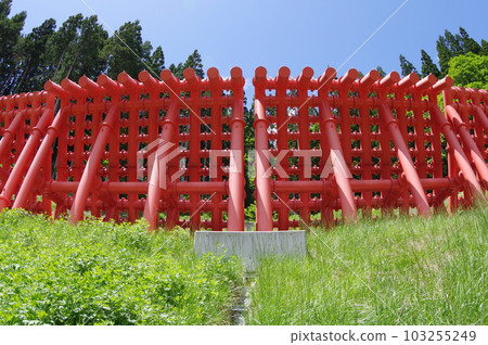 信州小谷村侵蝕防治設施以朱紅色的大鋼縫為特徵的神澤侵蝕防治水壩 信州小谷村侵蝕防治設施以朱紅色的大鋼縫為特徵的神澤侵蝕防治水壩 103255249