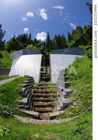 信州小谷村水土流失防治設施 Okusuren 水土流失防治水壩 用狹縫鋼板覆蓋的水壩 103255444