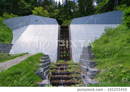 信州小谷村水土流失防治設施 Okusuren 水土流失防治水壩 用狹縫鋼板覆蓋的水壩 103255450